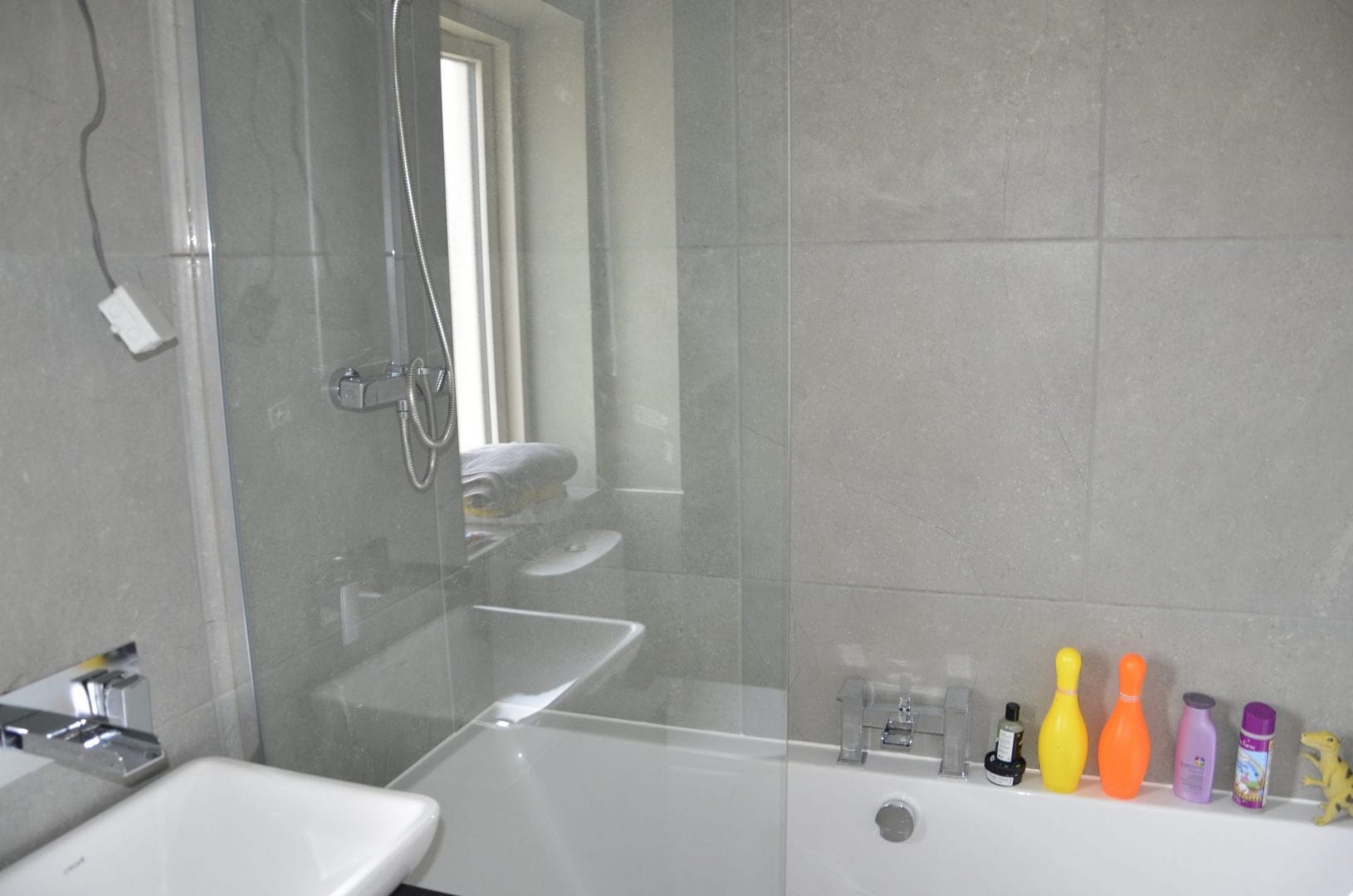 Bright, clean bathroom after an end of tenancy clean in Dublin