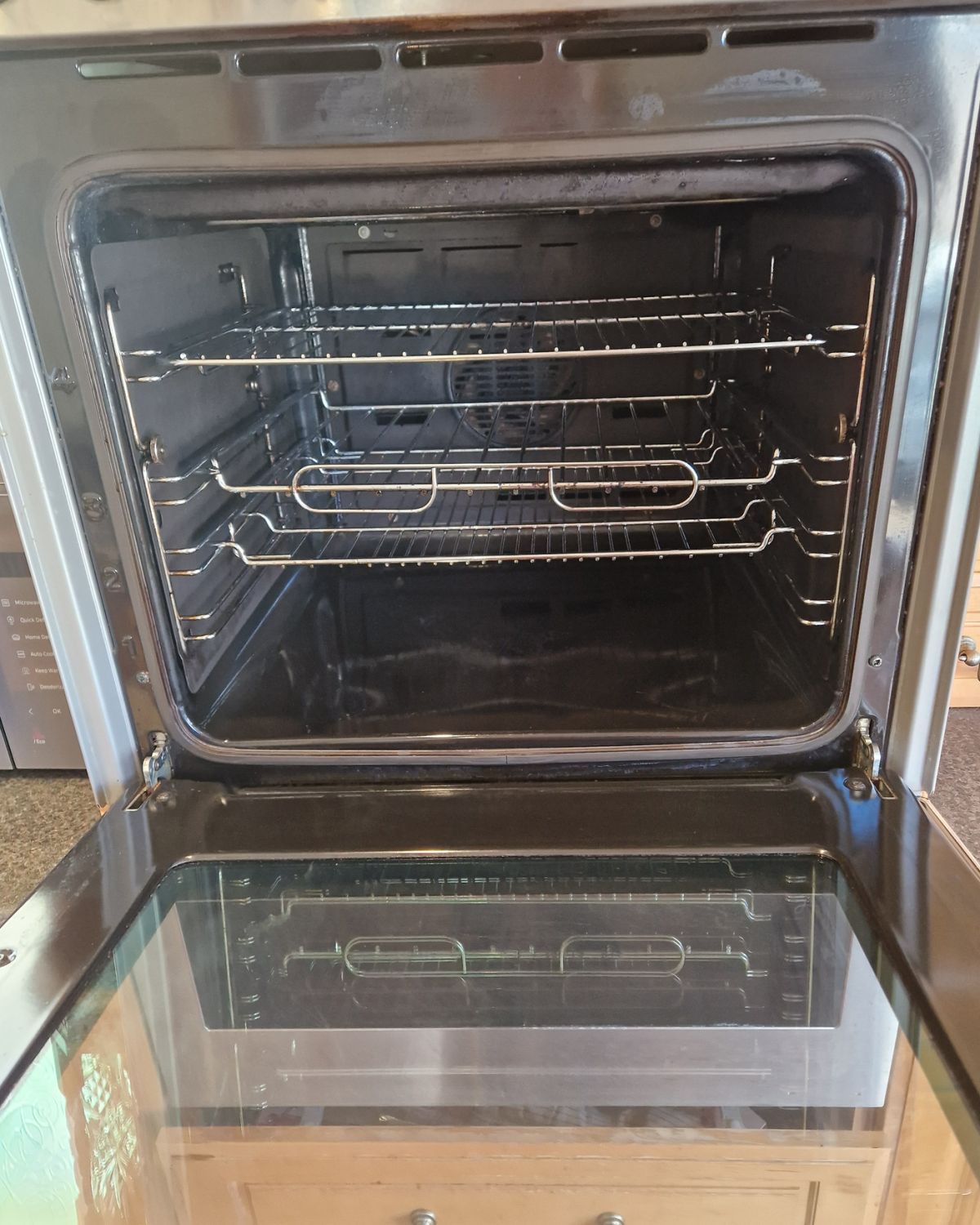Oven cleaning in Dublin: the oven after an Ecoleen clean, with shining racks and clear door glass